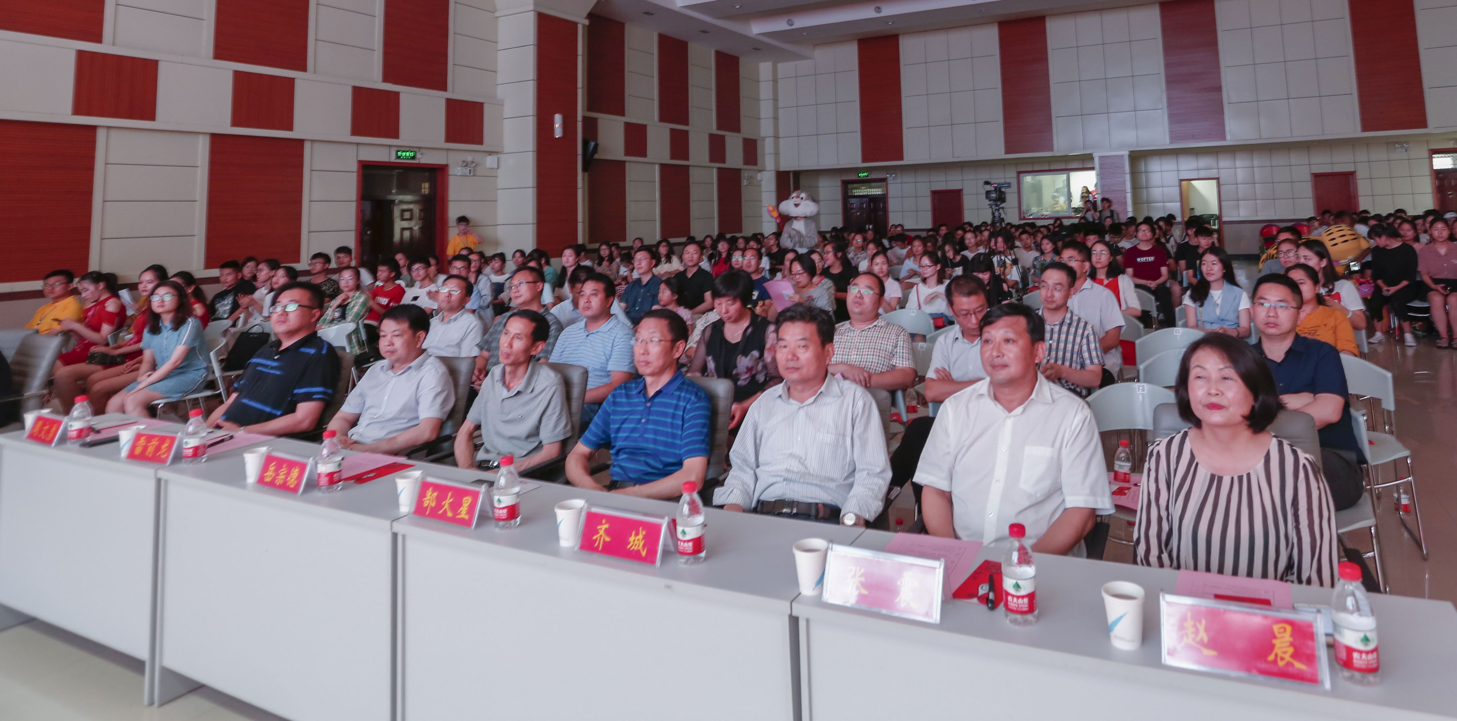 领导合照1.jpg crown sport官方网站