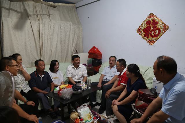 慰问困难党员.jpg crown sport官方网站