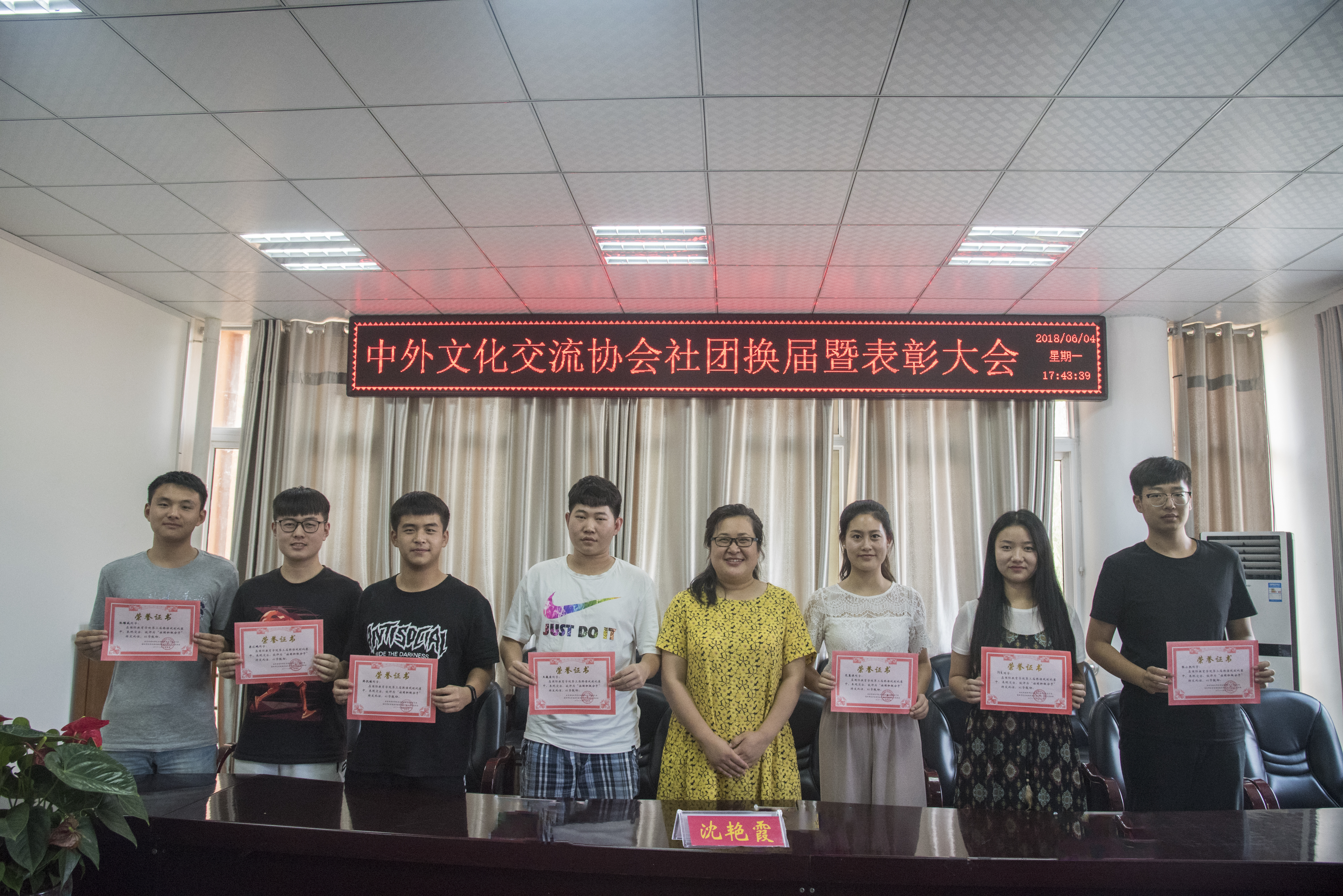 沈老师为社团积极分子颁奖.jpg crown sport官方网站
